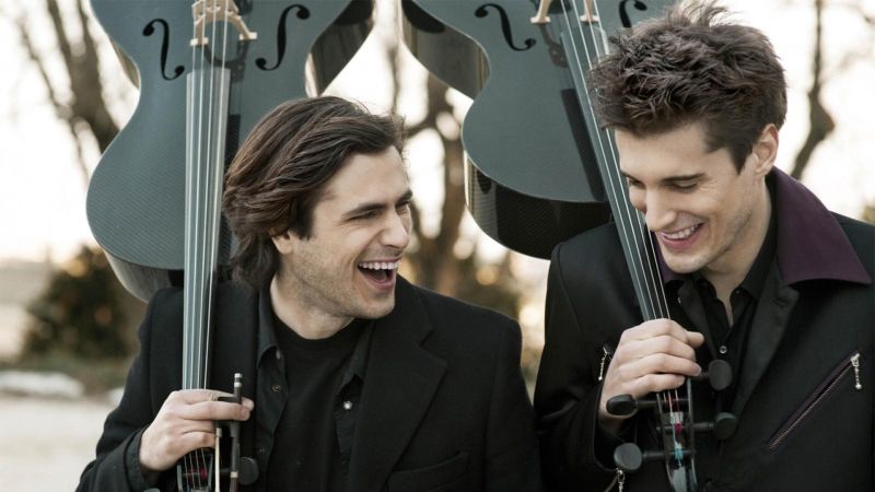 Fichier:2Cellos background.jpg