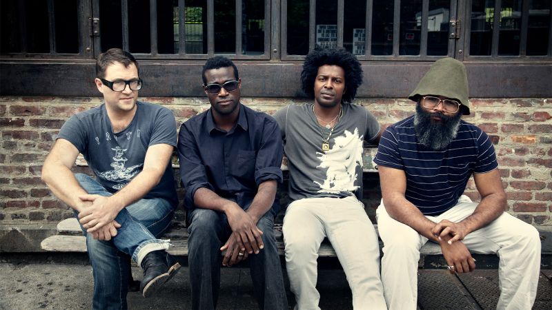 Fichier:TV On The Radio background.jpg