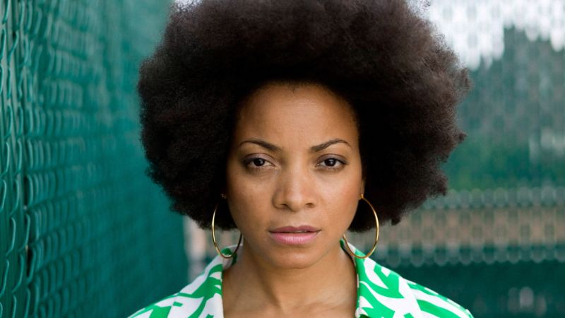 Fichier:Stephanie McKay background.jpg