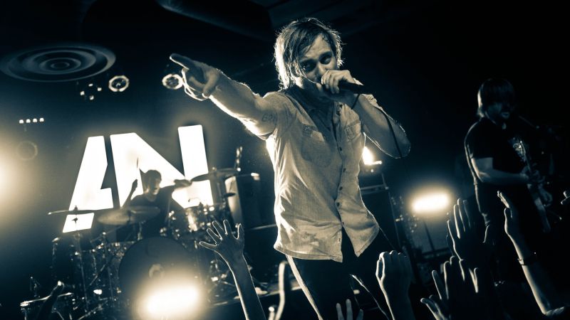 Fichier:AWOLNATION background.jpg