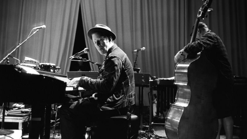 Fichier:Tom Waits background.jpg